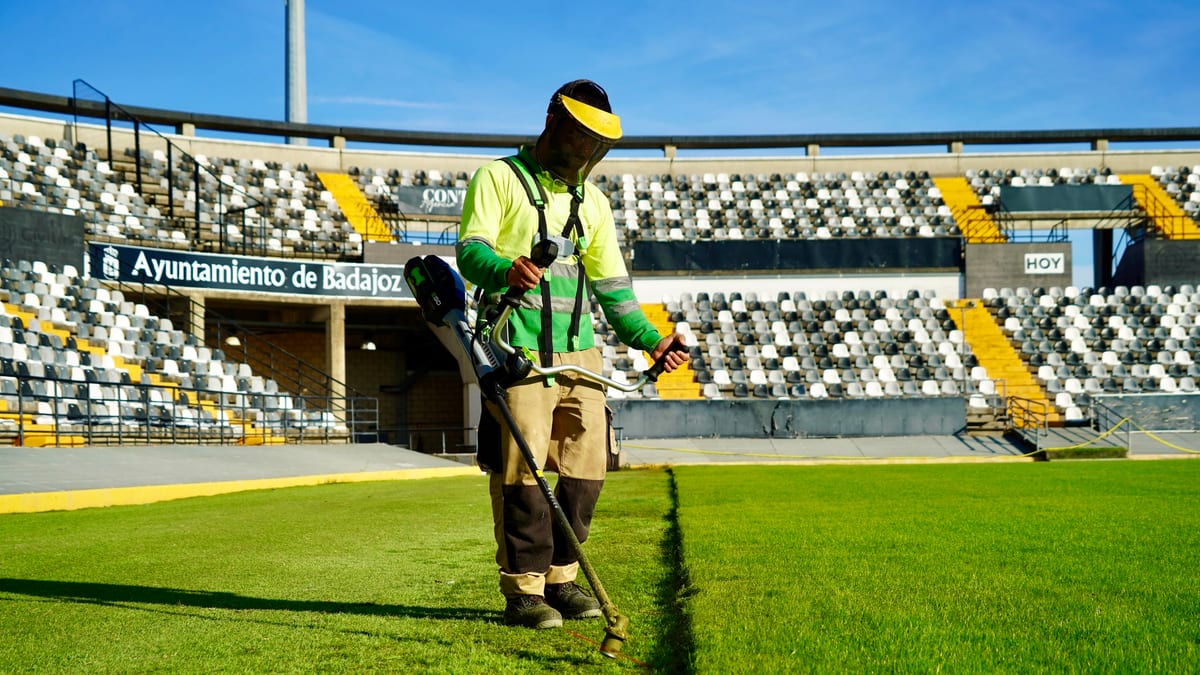 Terreno de juego del Estadio Nuevo Vivero de Badajoz con el nuevo césped adaptado para la temporada de invierno