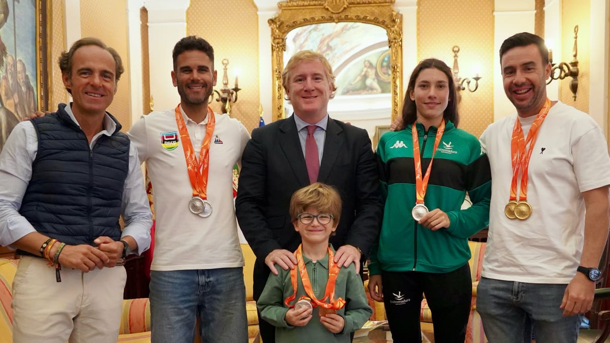 Recepción institucional en el Palacio Municipal de Badajoz a los medallistas del Club BMX con sus medallas