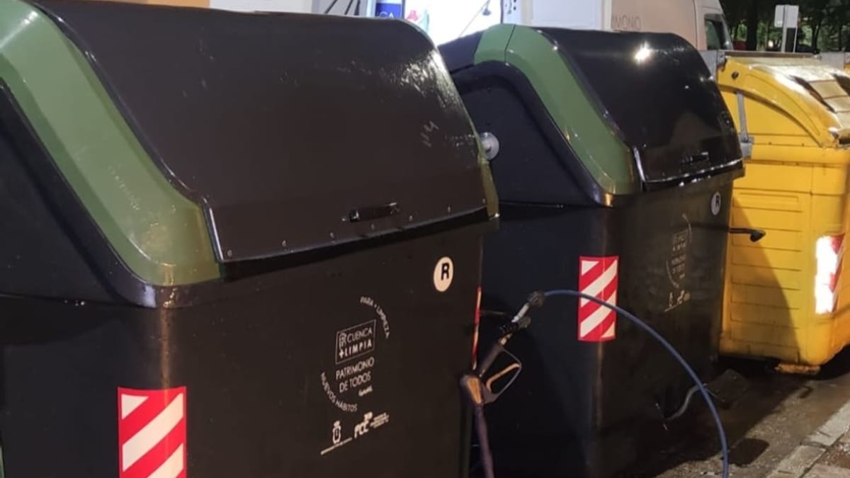 Equipos Municipales de Limpieza realizando baldeo con agua a presión en espacios públicos de Cuenca