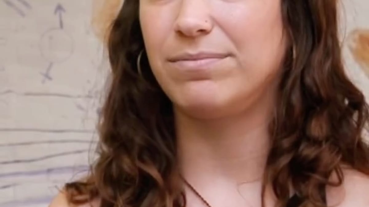 Psicóloga educativa en una escuela de Islas Baleares trabajando con estudiantes en cuestiones de salud mental