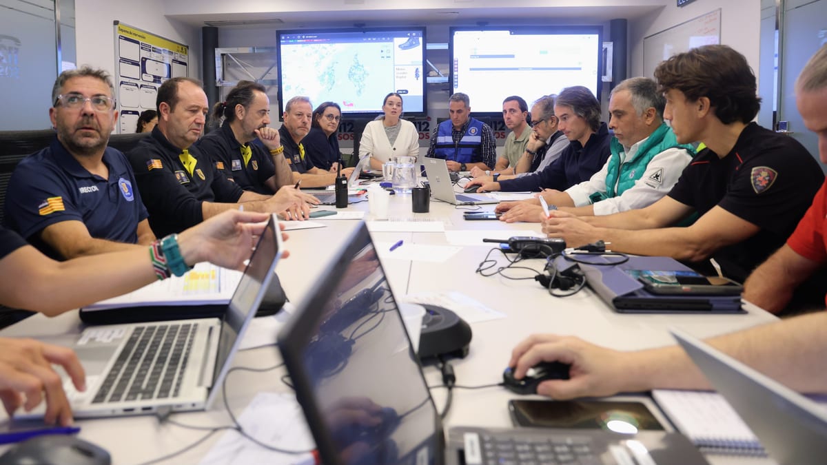 Reunión de coordinación de emergencias en el Centro de Coordinación Operativa Integrado (CECOPI) con múltiples participantes evaluando la situación meteorológica