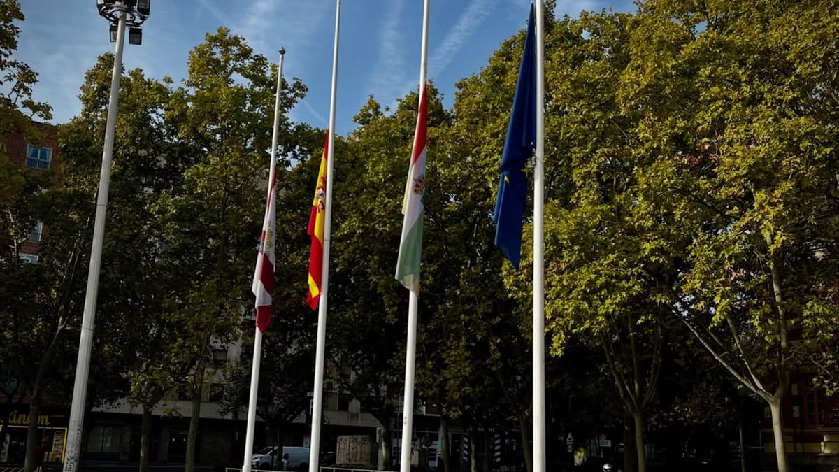 Banderas a media asta en la Plaza del Ayuntamiento de Logroño como muestra de respeto por las víctimas del accidente ferroviario en Úrda