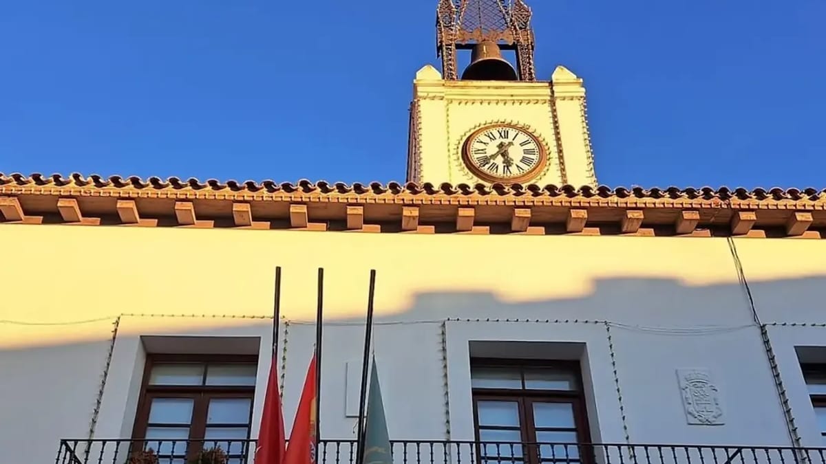 Bandera a media asta en señal de luto oficial en Villaviciosa de Odón por las víctimas del accidente ferroviario