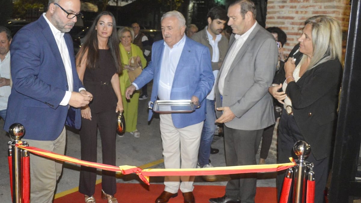Ceremonia de inauguración del Bar Alhambra con el alcalde de Tomelloso y varias personas en traje formal realizando el corte de cinta