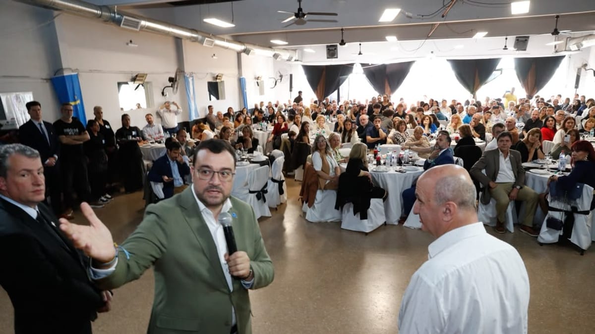 El presidente del Principado de Asturias, Adrián Barbón, en el acto de reposición de la imagen de la Virgen de Covadonga en la plazoleta Asturias de Lanús, Argentina