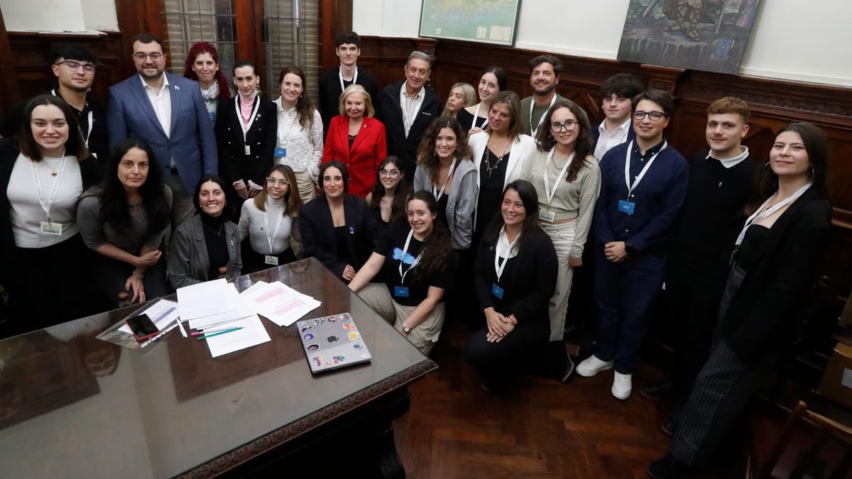 El presidente del Principado de Asturias se reúne con representantes de la colectividad asturiana y participantes en el Congreso Mundial de Asturianía en Buenos Aires