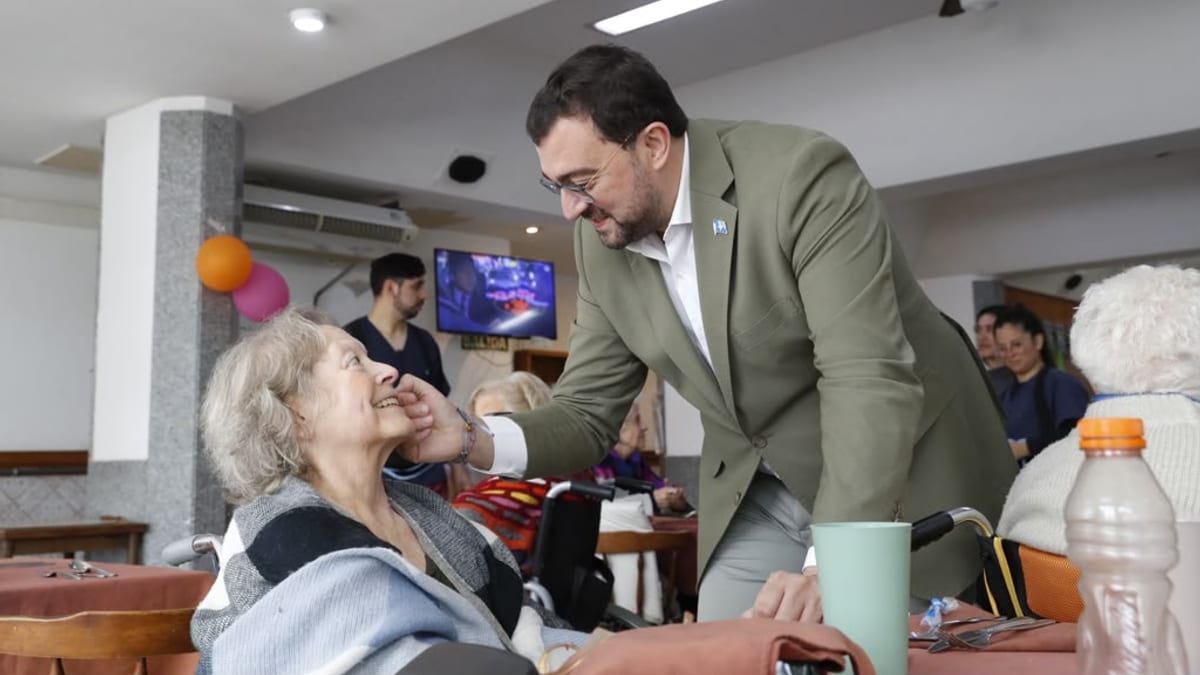 Barbón en la Residencia Tinetense de Buenos Aires durante la visita a las instalaciones de cuidado de personas mayores