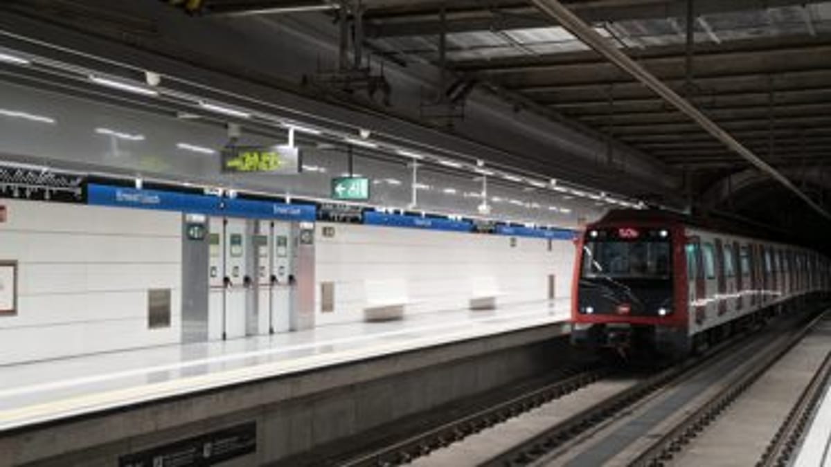 Tren del metro de Barcelona llegando a la estación de la línea 5 Ernest Lluch