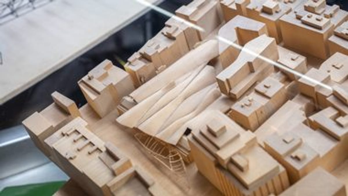 Escaparates de comercios barceloneses exhibiendo maquetas de proyectos arquitectónicos en la iniciativa de la Capital Mundial de la Arquitectura