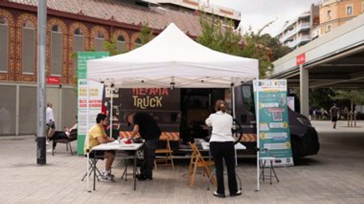 Truck de reparación en Carrer Tamarit, Barcelona