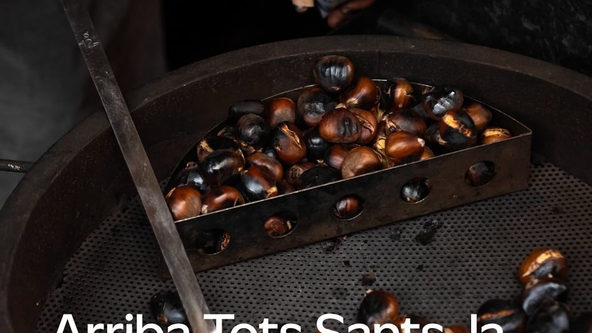 Castañas tostadas y panellets, elementos tradicionales de la castanyada de Todos los Santos en Barcelona