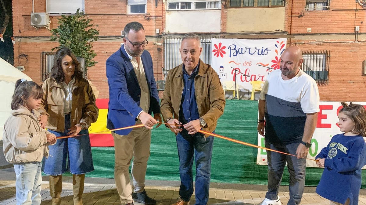 Celebración de fiestas patronales en el barrio del Pilar de Tomelloso con decoraciones festivas