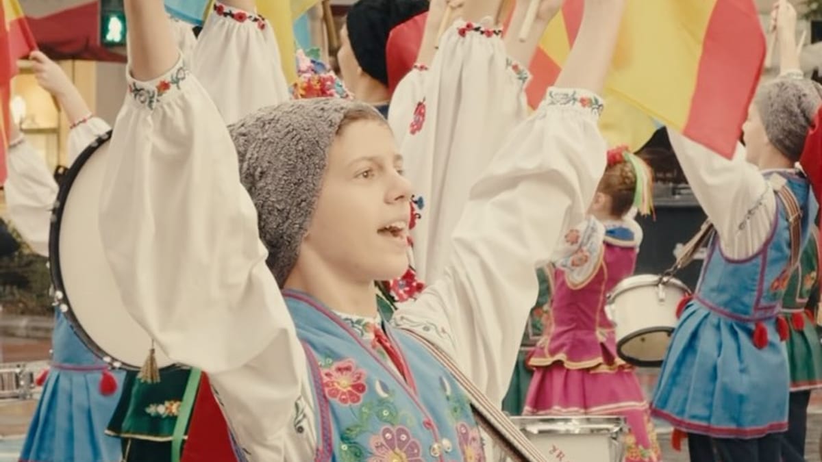 Niño con traje tradicional ucraniano sosteniendo un tambor en actuación de Barvinok