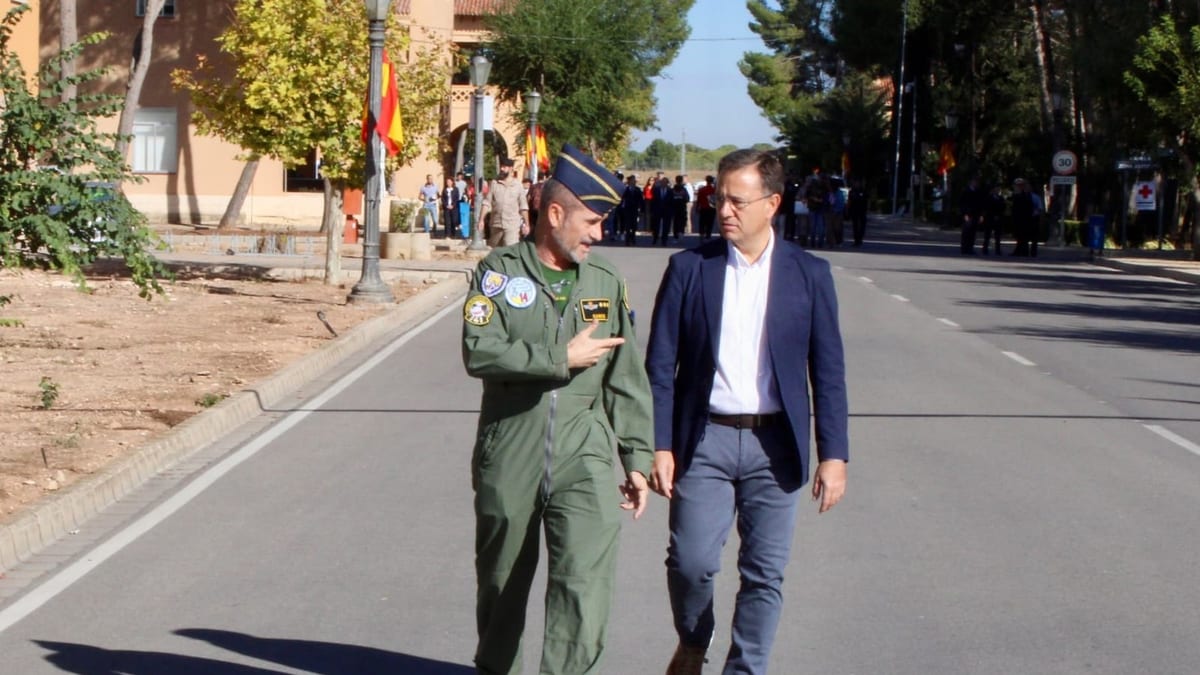 Manuel Serrano y autoridades de Albacete con jóvenes en la Base Aérea de Los Llanos durante las jornadas de la Fiesta Nacional