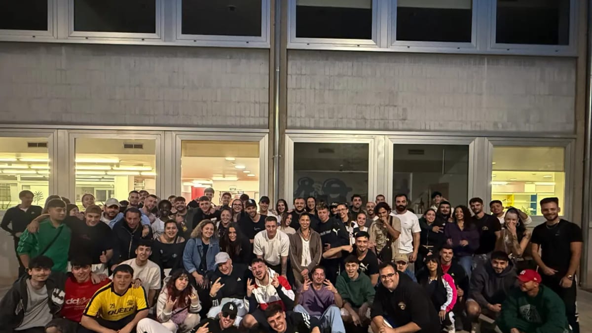 Grupo de personas posando juntas frente al edificio del Centro Joven de Albacete con ventanas iluminadas