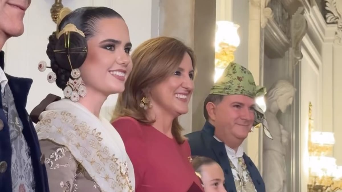 Beatriz Blanco Tamarit y Julia Vizcayno Orero, Falleras Mayores de Valencia 2027, durante el acto de proclamación