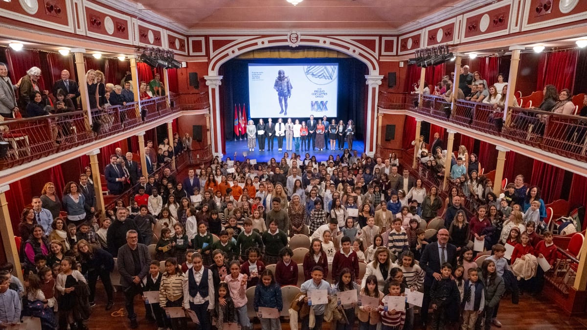 Ceremonia del Premio Cervantes Chico 2026 en el Teatro Salón Cervantes de Alcalá de Henares con cientos de asistentes en el piso y balcones