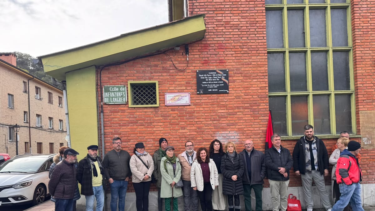 Beatriz González, viceconsejera de Derechos Ciudadanos, durante el acto de homenaje a deportados en Langreo con placa conmemorativa stolperstein