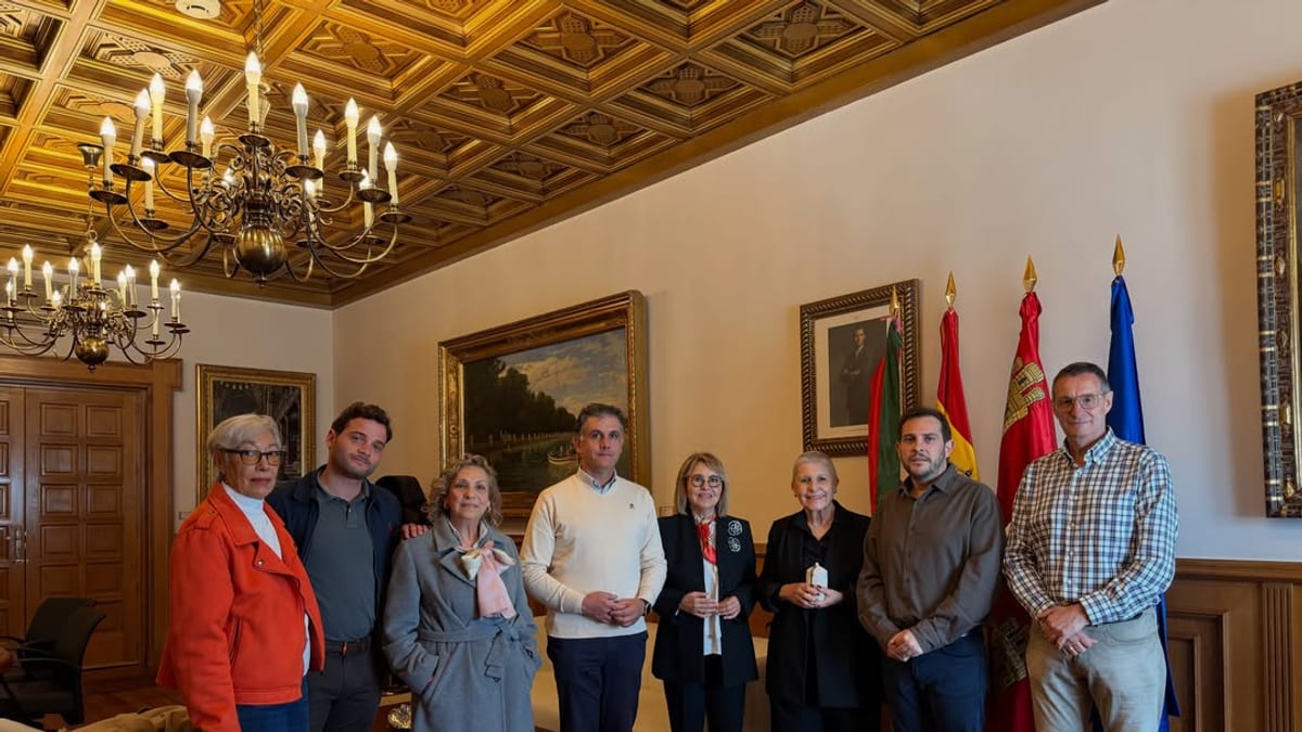 Begoña Barragán, presidenta de GEPAC, durante la visita institucional a la Diputación de Zamora acompañada de representantes de AZAYCA