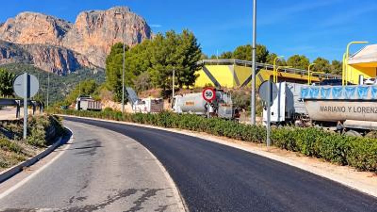 Obras de construcción de la nueva rotonda en la carretera CV-70 de Benilloba