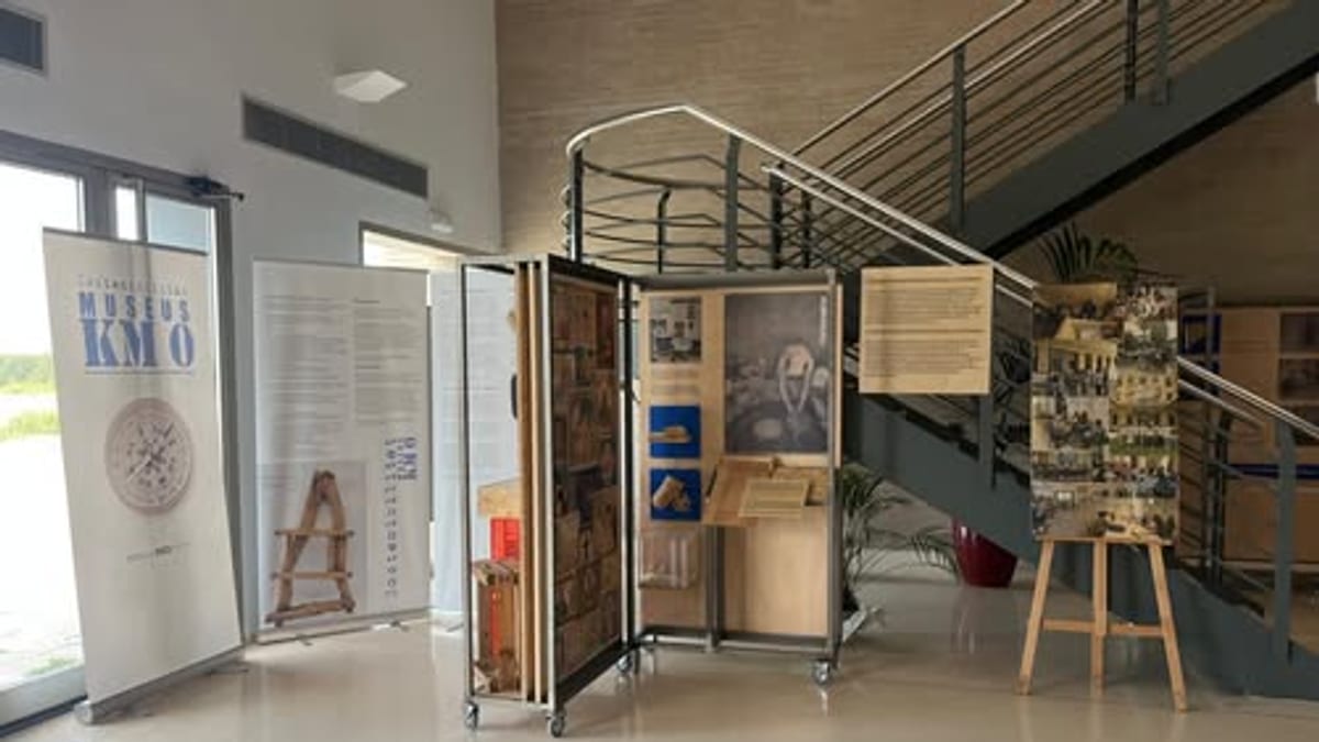 Vista de la exposición 'Sostenibilitat. Museus km 0' en la Casa de la Cultura de Benimodo, con paneles informativos y carteles sobre sostenibilidad en museos locales