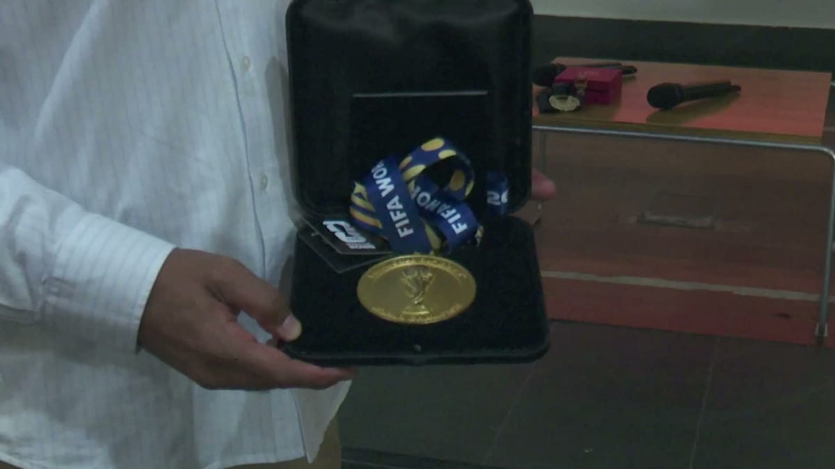 Benito Milano posa con la medalla del Mundial 2026 durante el homenaje en San Sebastián de los Reyes
