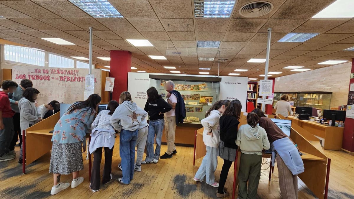 Alumnado del IES San Severiano participando en actividades de lectura y gincana en la Biblioteca Adolfo Suárez de Cádiz