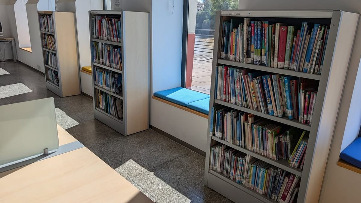 Biblioteca de la Casa de las Ciencias de Logroño con estanterías de libros y espacios de estudio