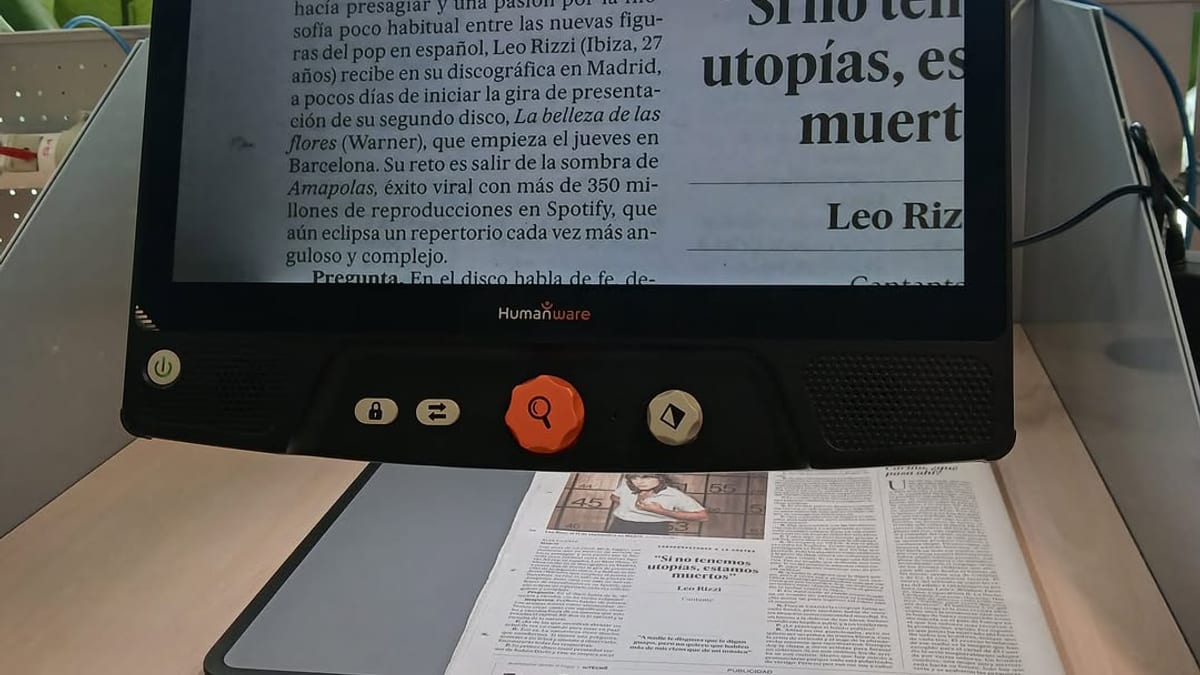 Dispositivos de accesibilidad en la biblioteca Luisa Carnés: telelupa de sobremesa para personas con baja visión y lector de libros con conversión de texto a voz