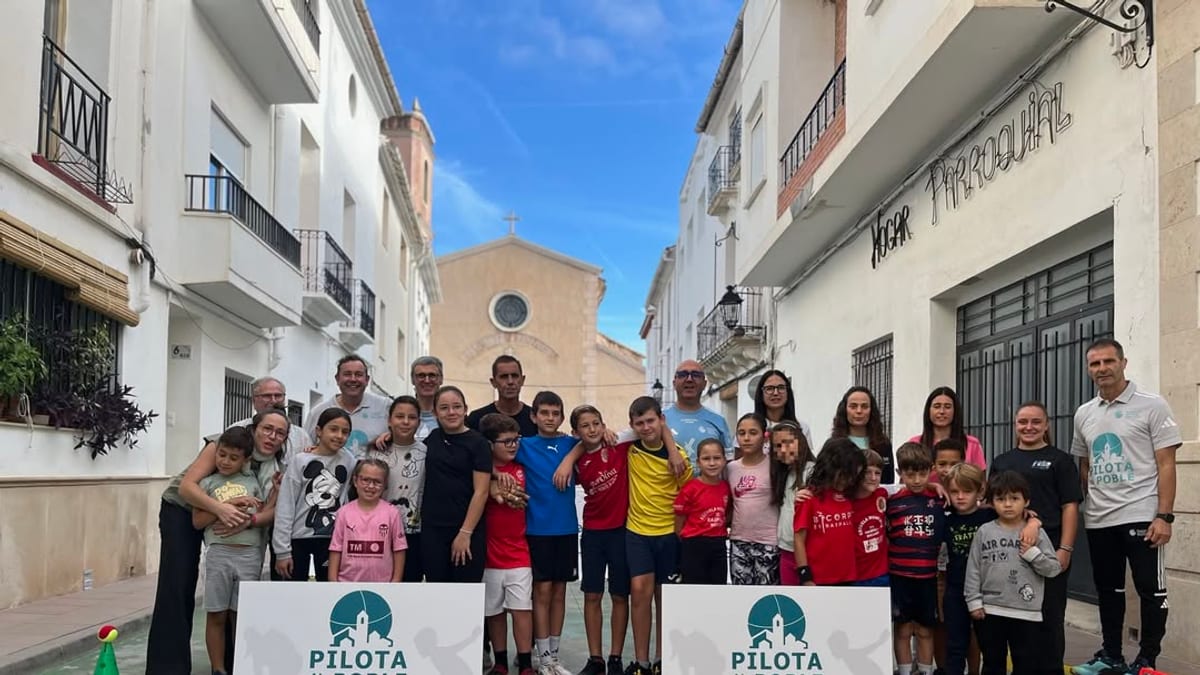 Actividad de Pilota al Poble en Bicorp con estudiantes participando en una jornada de juego al carrer
