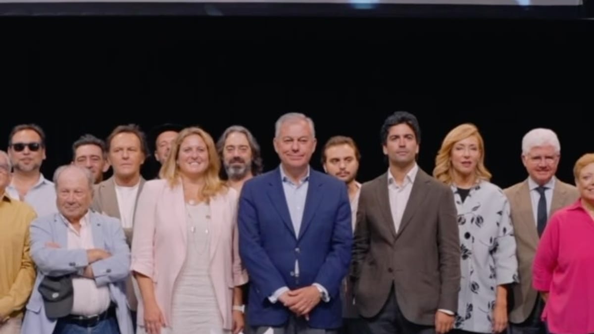 Logo y cartel de la XXIV Bienal de Flamenco de Sevilla, evento cultural con la leyenda 'La Bienal se revela. Lo invisible también es flamenco'