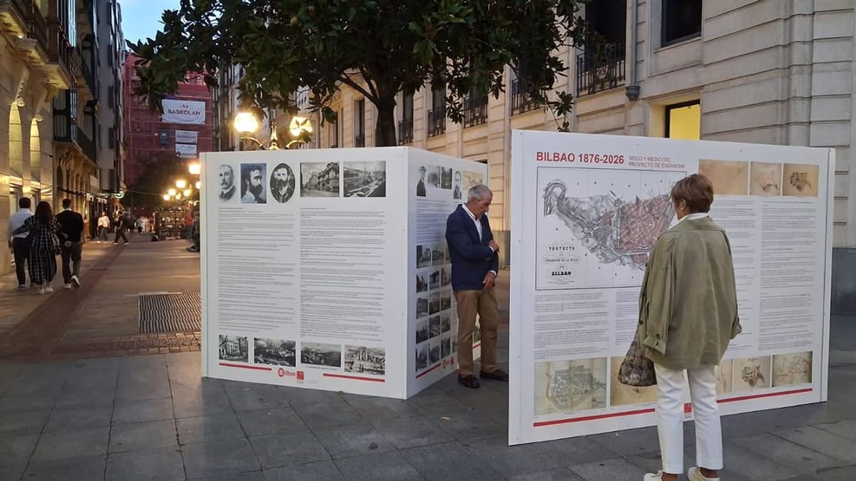 Cartel conmemorativo Bilbao 1876-2026 con fotografías históricas y mapas del Ensanche de Bilbao