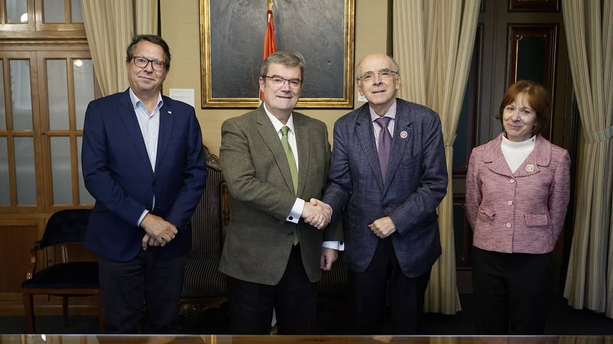 El Alcalde de Bilbao Juan Mari Aburto y el Presidente de la Academia Vasca de Derecho Andrés Urrutia firman el convenio de colaboración