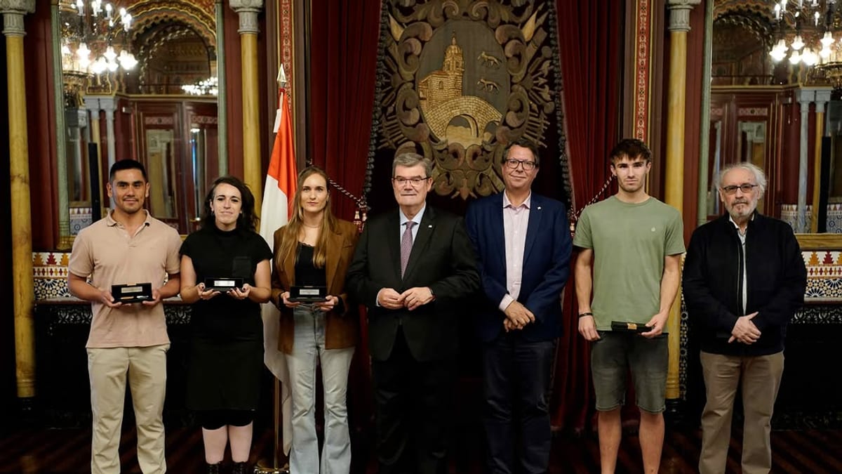 Ganadores y autoridades en la ceremonia de premios del Concurso de Cuentos Gabriel Aresti en Bilbao