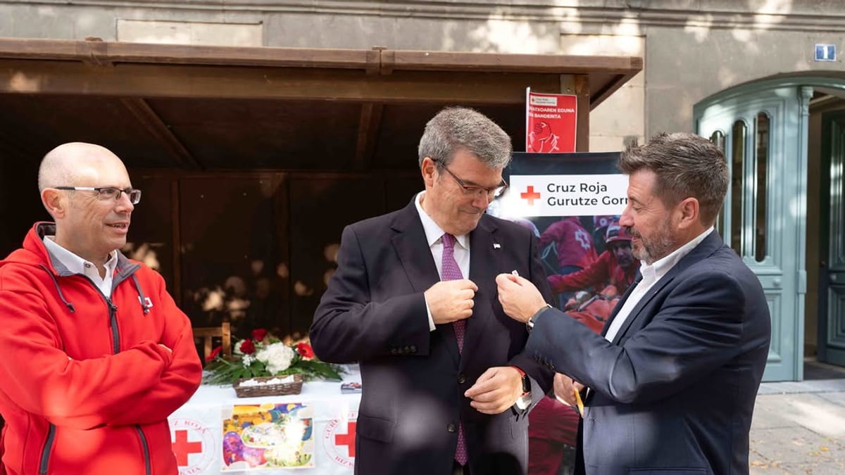 El alcalde de Bilbao Juan Mari Aburto en la jornada solidaria del Día de la Banderita de Cruz Roja Bizkaia junto a voluntarios