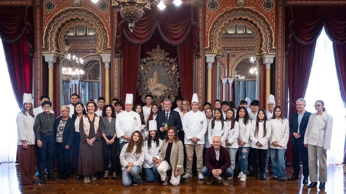 Presentación de la Tarta Begoña con el alcalde Juan Mari Aburto y representantes del Gremio de Pastelería de Bizkaia