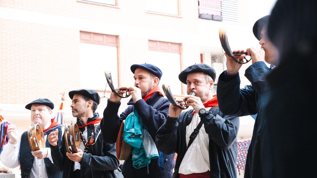 Momento de la celebración de Bizkaiko Erromeria Egunak en Lemoa con participantes danzando y disfrutando de las actividades culturales
