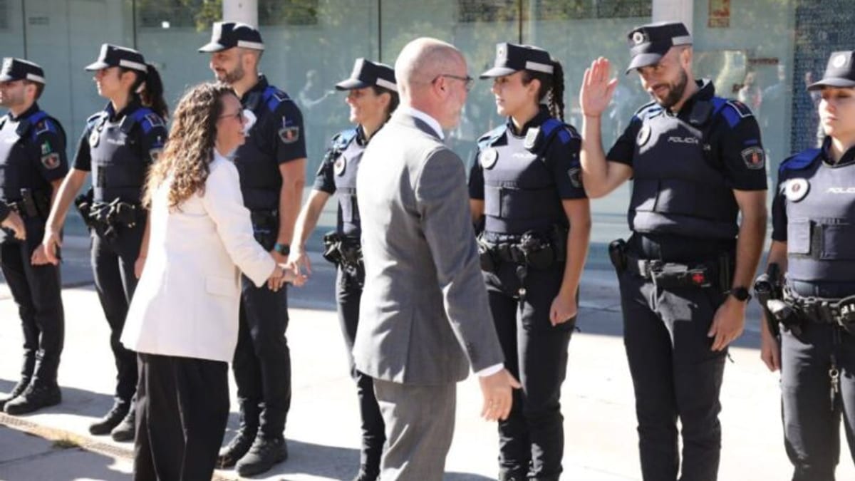 Junta Local de Seguridad de Rivas Vaciamadrid con policías uniformados y autoridades locales