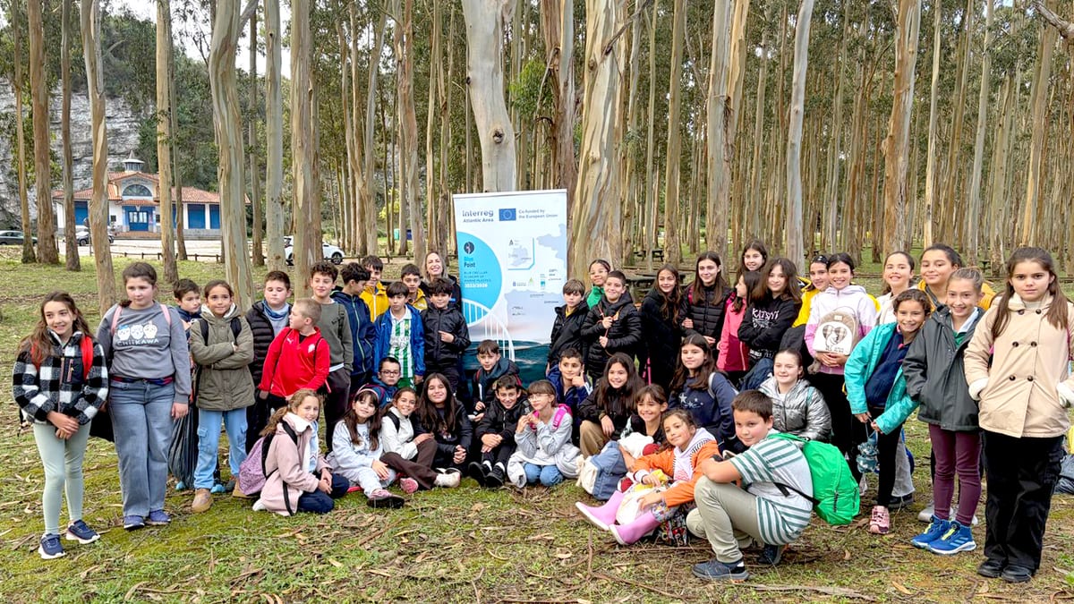 Actividad del proyecto BluePoint en la playa de Rodiles, con logos de Interreg Sudoe PIMA y cooperación territorial europea