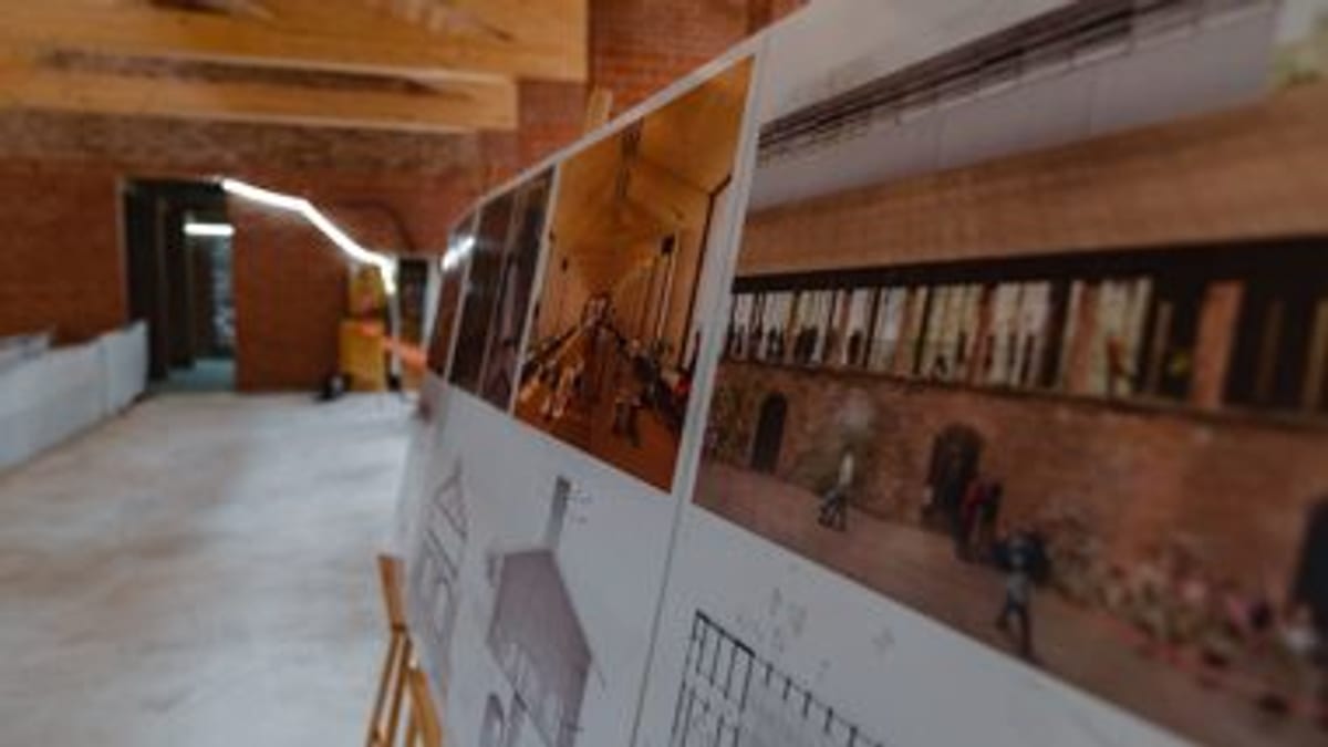 Vista interior del edificio de la Bòbila de la Teixonera durante las obras de rehabilitación con indicaciones del proyecto de reforma