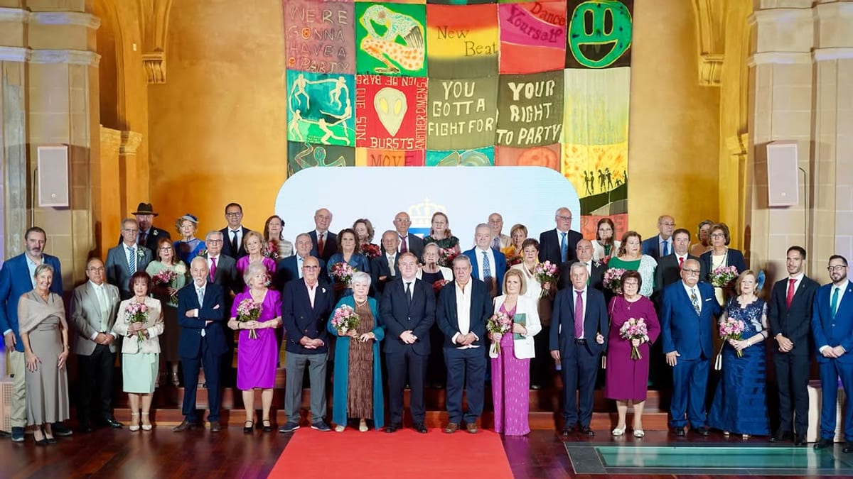 Acto de celebración de Bodas de Oro en el Espacio Cultural Santa Catalina de Badajoz con parejas homenajeadas y familiares