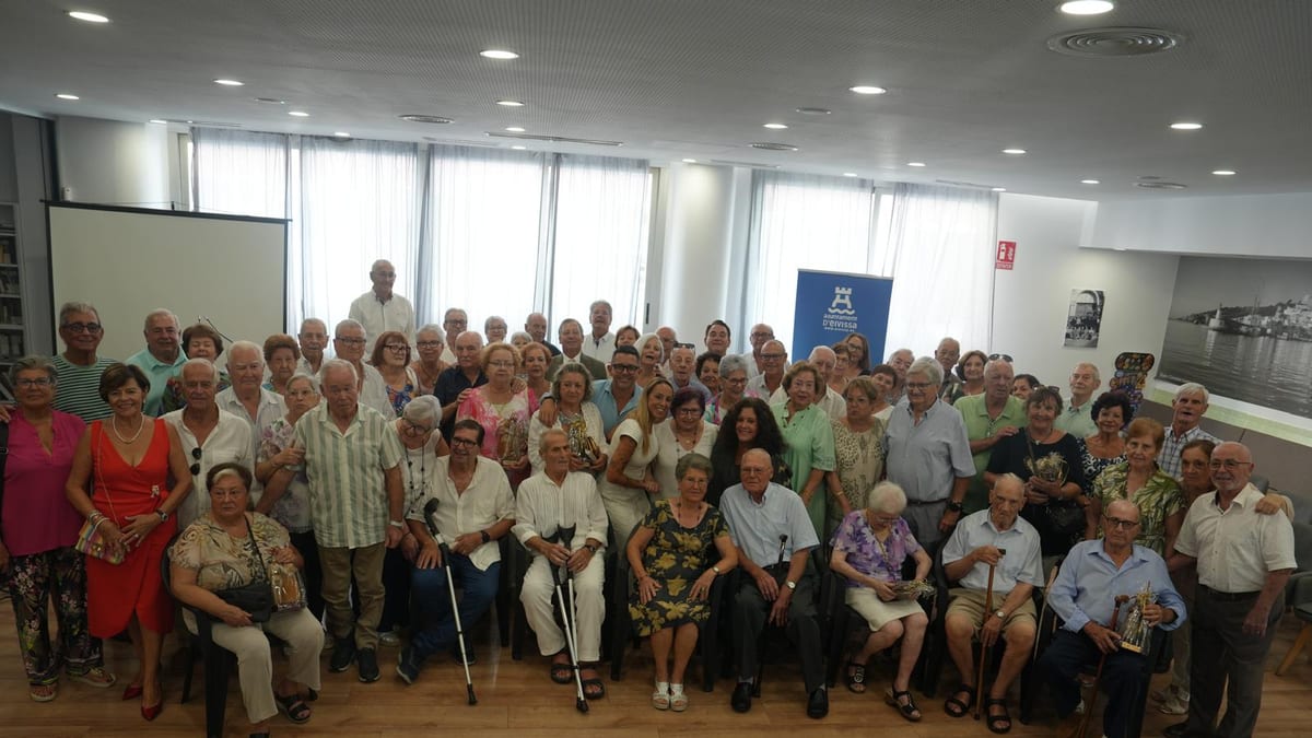 Fotografía de grupo de parejas participantes en el acto de Bodas de Oro del Ayuntamiento de Eivissa