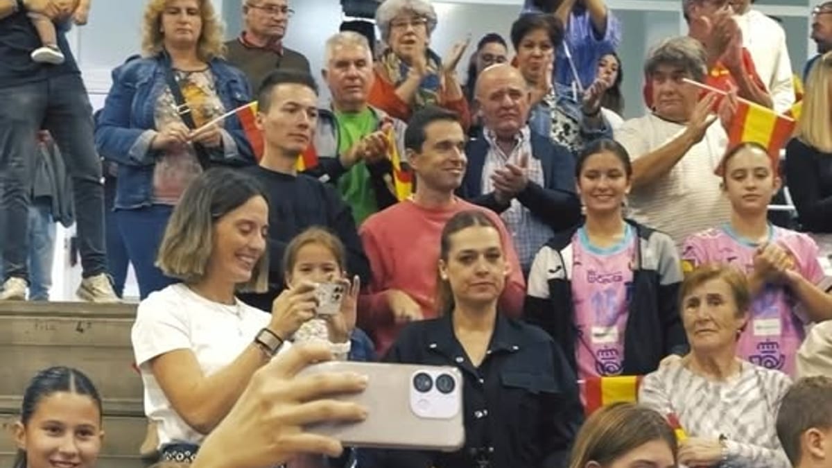 Encuentro de balonmano femenino entre España y Japón en Bolaños de Calatrava con presencia del embajador de Japón