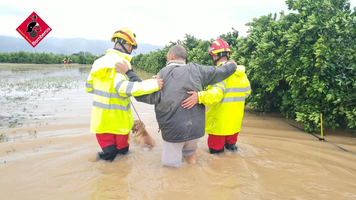 Operativo de bomberos en labores de rescate durante las inundaciones en la provincia de Alicante