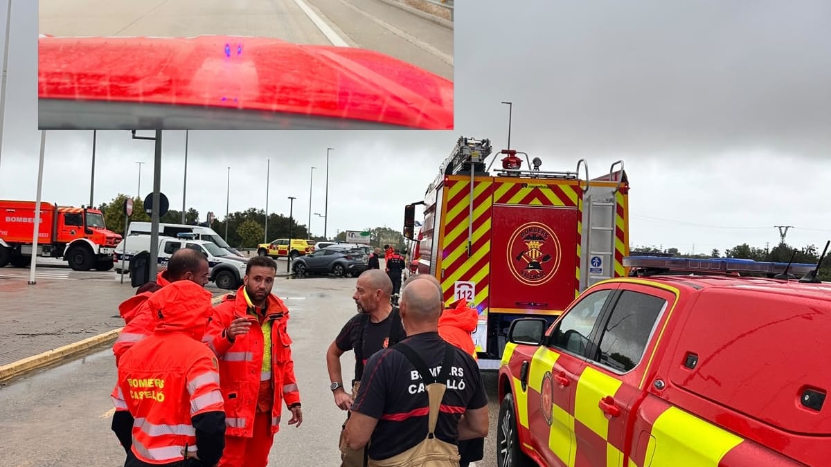 Efectivos del Servicio de Bomberos de Castellón con vehículos todo terreno y embarcaciones de rescate preparados para intervenir en labores de emergencia