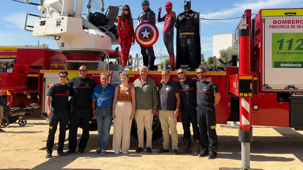 Bomberos del Consorcio Provincial de Sevilla en la fiesta infantil solidaria de Sanlúcar la Mayor