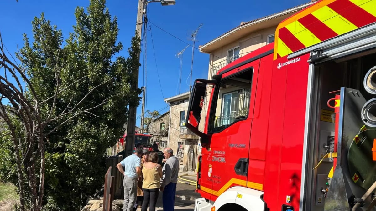 Bomberos del Consorcio Provincial actuando en el incendio de una vivienda en Carbajosa de Alba