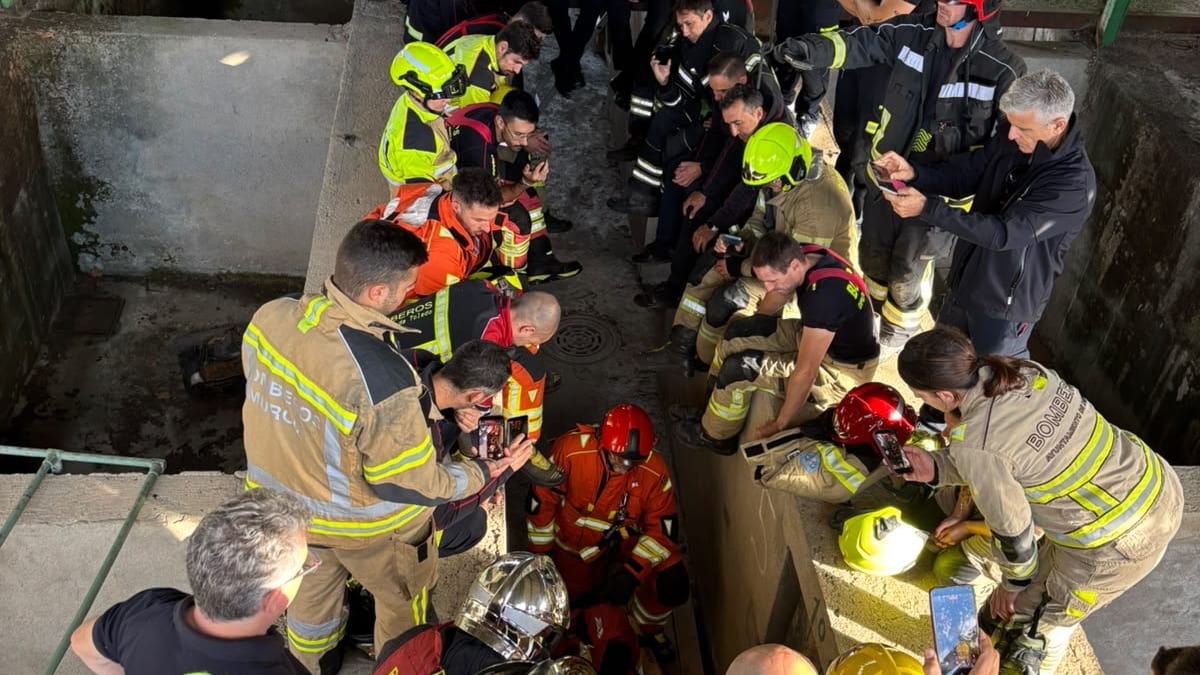 Dos miembros del cuerpo de Bomberos de Logroño durante las XXIV Jornadas Nacionales de Bomberos en Béjar