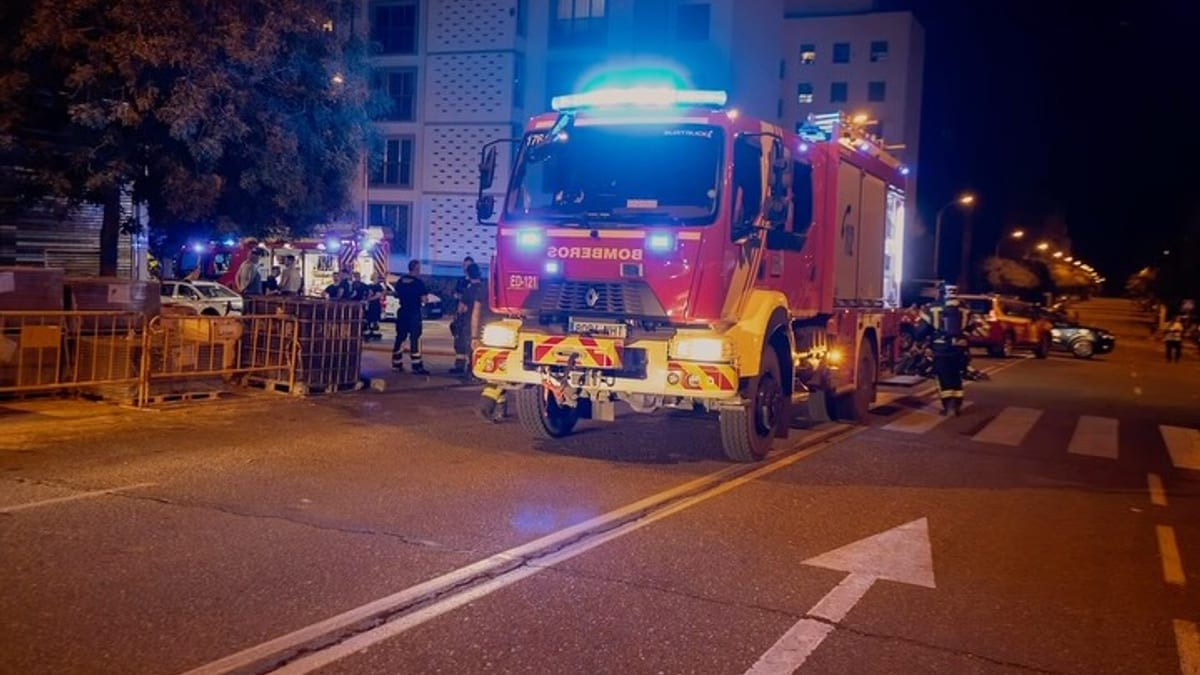 Intervención de los Bomberos de Madrid en incendio de trasteros en Villaverde durante la noche