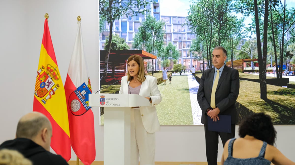 La presidenta de Cantabria en el podio durante la presentación del proyecto Bosques de Santander, con proyección de parque urbano al fondo